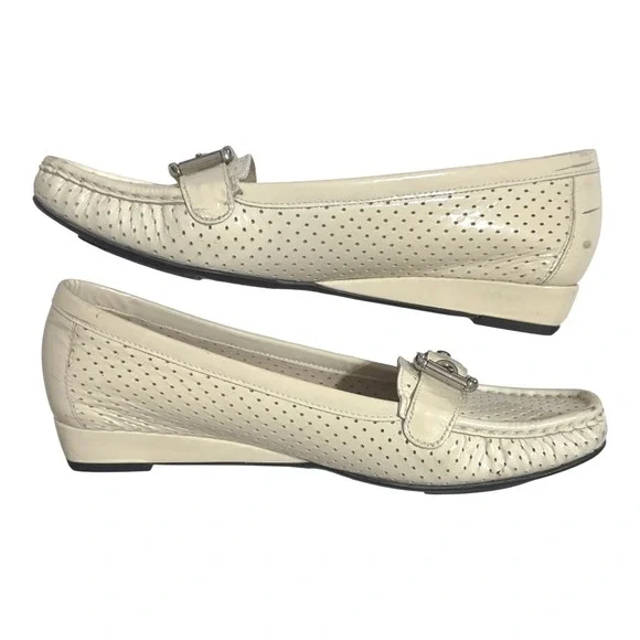Stuart Weitzman Cream Leather Perforated Loafers Buckle Detail Slip On Size 8.5 - Picture 2 of 7